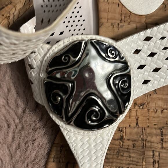 Coach & Four Sandals Womens 9M Ginette Starfish Thong White Leather Wedge Casual - Picture 3 of 5